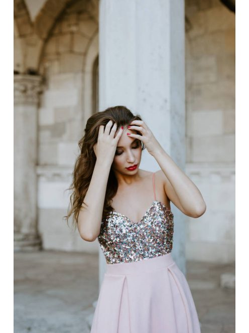 Csillámos háttul teljesen nyitott maxi ruha