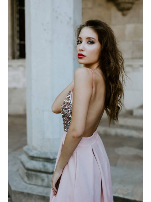 Csillámos hátul teljesen nyitott maxi ruha