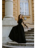 Fekete ruha csipke felső résszel, nyitott hátmegoldással.
