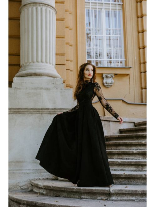 Fekete ruha csipke felső résszel, nyitott hátmegoldással.