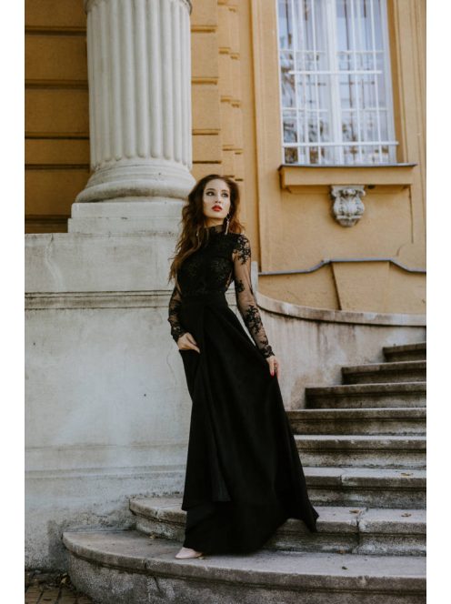 Fekete ruha csipke felső résszel, nyitott hátmegoldással.