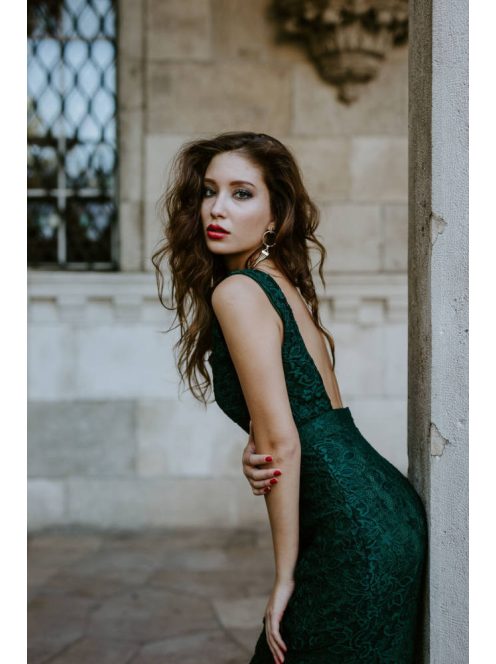 Sellő fazonú, sötétzöld csipke ruha. Nőies választás alkalmakra!