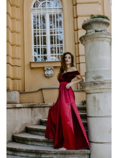 Bordó ruha bársony felsőrésszel és szatén szoknyarésszel.