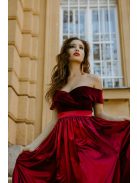 Bordó ruha bársony felsőrésszel és szatén szoknyarésszel.