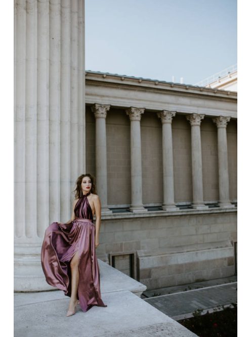 Hercegnős ruha bársony felsőrésszel és szatén szoknyával. 