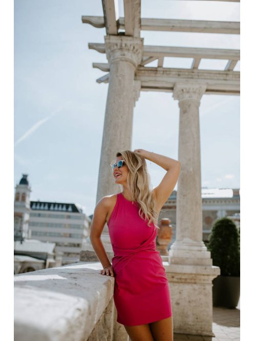 Egyszerű, letisztult magenta mini ruha, némi rafinériával.