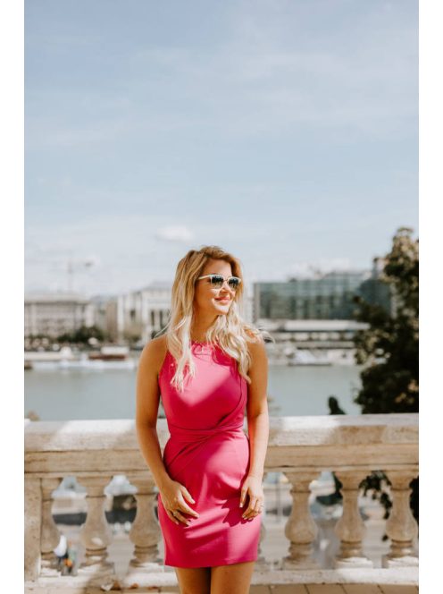 Egyszerű, letisztult magenta mini ruha, némi rafinériával.