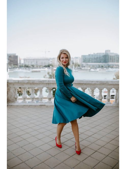 Petrol kék utcai ruha hosszú ujjakkal. Nőies és elegáns viselet.