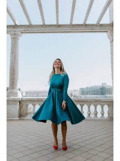 Petrol kék utcai ruha hosszú ujjakkal. Nőies és elegáns viselet.