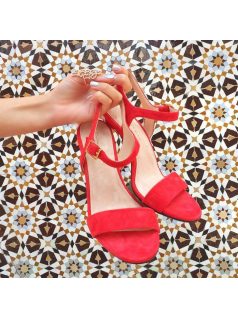 Kényelmes és csinos piros velúr cipő, cserélhető sarkakkal. 