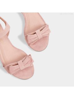 Kényelmes és csinos nude színű cipő, cserélhető sarkakkal. 