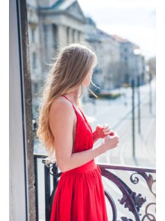 Rövid, piros szoknya. Menyecske ruhának is jó választás. 