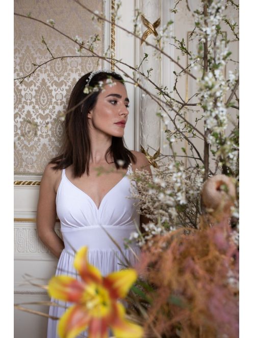 V-kivágású maxi ruha. Nőies választás menyasszonyoknak.