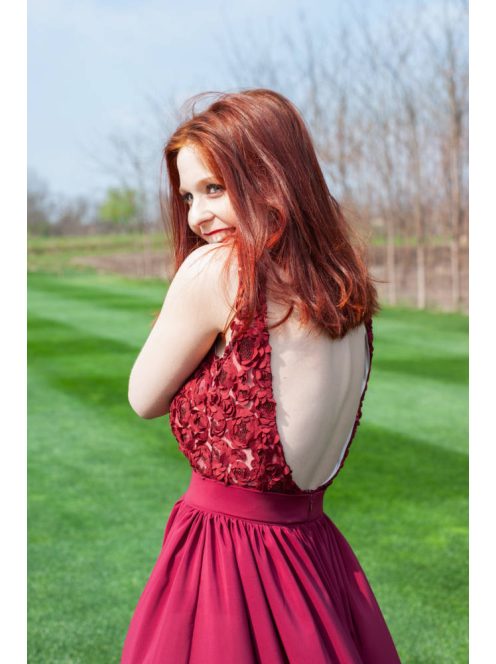 Hátnélküli body különleges virágmintával, bordó színben. 