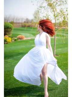 Kétféleképpen köthető, fehér maxi ruha nyári alkalmakra.  