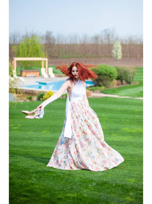 Felcsatolható virágos maxi szoknya romantikus szettekhez.