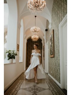   Szív kivágású fehér maxi ruha aszimmetrikus szoknyával 