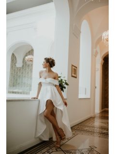   Szív kivágású fehér maxi ruha aszimmetrikus szoknyával 