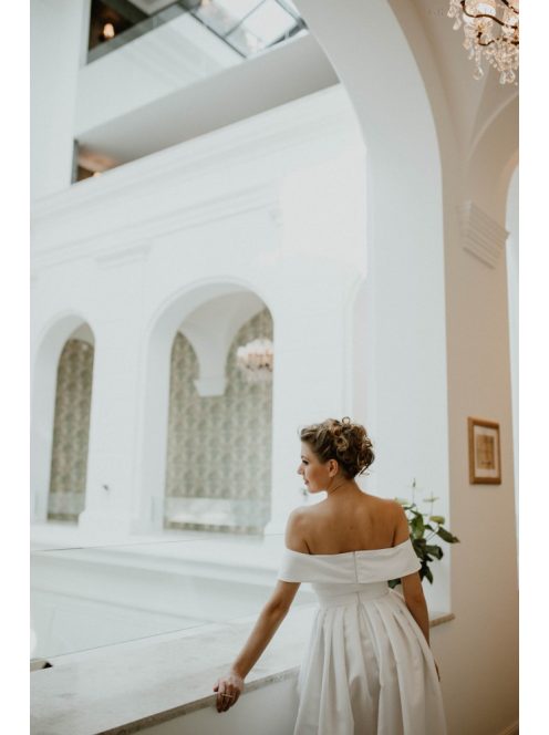 Szív kivágású fehér maxi ruha aszimmetrikus szoknyával 