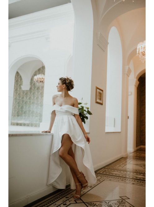 Szív kivágású fehér maxi ruha aszimmetrikus szoknyával