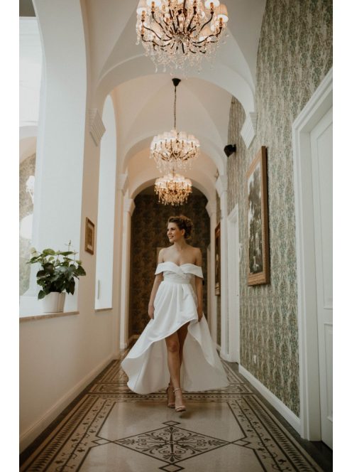 Szív kivágású fehér maxi ruha aszimmetrikus szoknyával