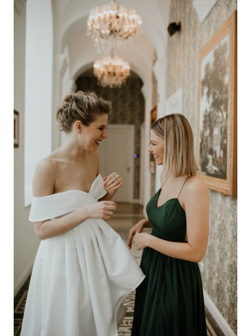 Hátnélküli maxi ruha minden alkalomra, sötétzöld színben.