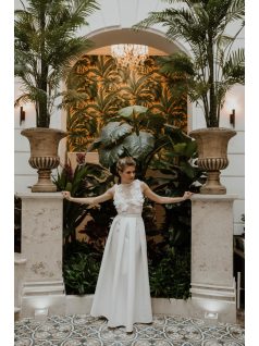 Fehér csipke felsőjű szatén aljú ruha