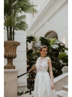 Fehér csipke felsőjű szatén aljú ruha