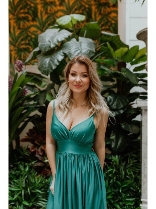 Szív kivágású, felsliccelt alkalmi ruha, méregzöld színben.