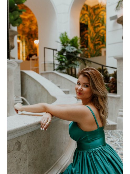 Zöld színű v kivágású ruha