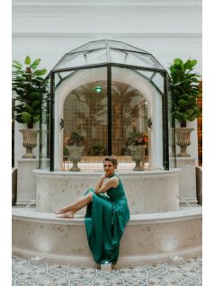 Elől kivágott zöld maxi ruha