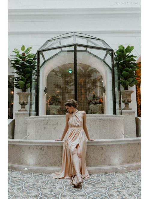 Pezsgő színű hátnélküli maxi ruha elől csavart megoldással.