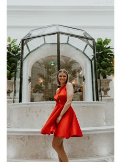 Piros színű, elől hátul kivágott mini ruha, egy réteg tüllel.