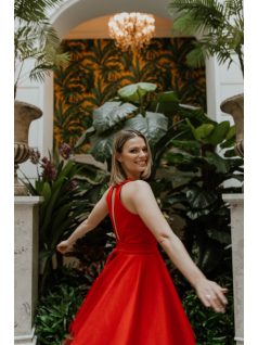 Piros színű, elől hátul kivágott mini ruha, egy réteg tüllel.