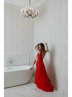 Egyedi szépségű piros ruha, hátnélküli csipke felsőrésszel. 