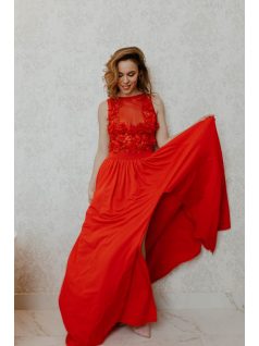 Egyedi szépségű piros ruha, hátnélküli csipke felsőrésszel. 