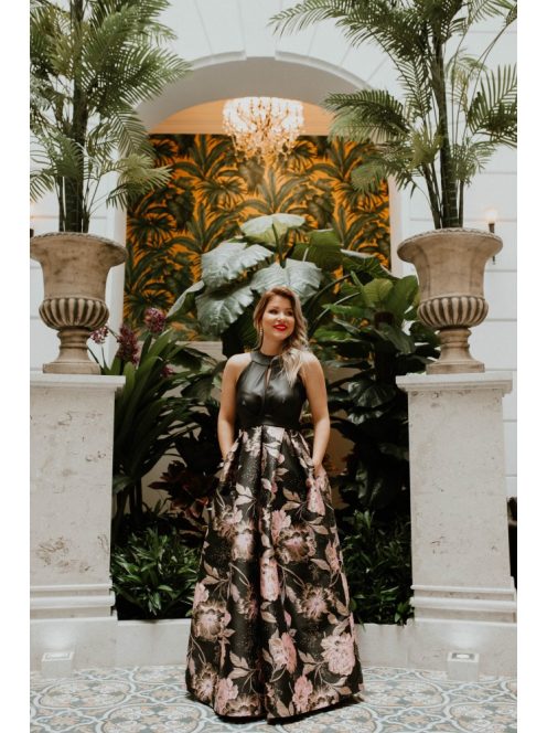 Maxi ruha virágos szoknya résszel és bőrhatású felső résszel.