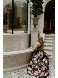   Virágmintás, rakott szoknyájú maxi ruha bőrhatású felsőrésszel 