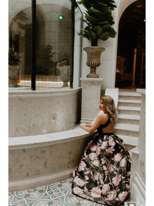 Maxi ruha virágos szoknya résszel és bőrhatású felső résszel.