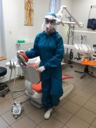 Többször használatos strapabíró anyagból készült védőoverál. 