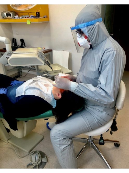 Többször használatos strapabíró anyagból készült védőoverál. 