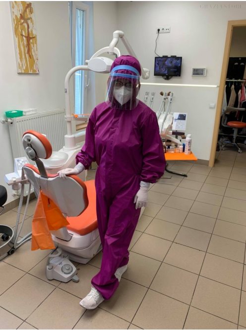 Többször használatos strapabíró anyagból készült védőoverál. 