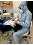 Többször használatos strapabíró anyagból készült védőoverál. 