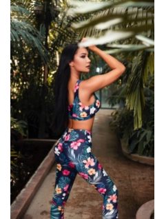 Kétféleképpen hordható fitnesz felső, trópusi mintával. 