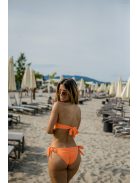 Narancssárga színű bikini szett alakformáló tulajdonsággal.