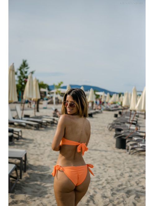 Narancssárga színű bikini szett alakformáló tulajdonsággal.