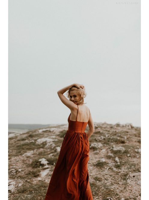 Rozsdabarna színű v kivágású ruha