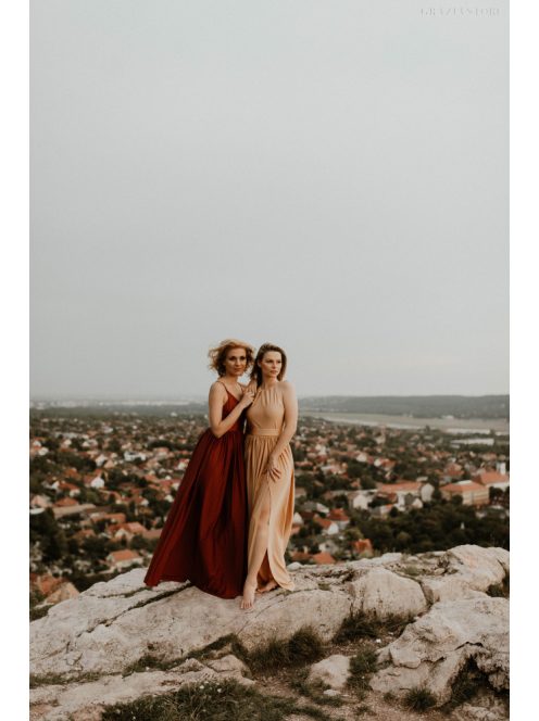 Hercegnős, rozsdabarna színű maxi ruha különleges alkalmakra. 
