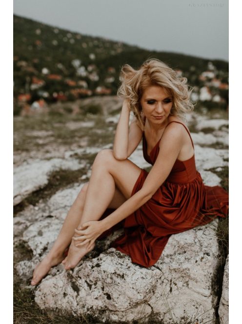 Rozsdabarna színű v kivágású ruha 