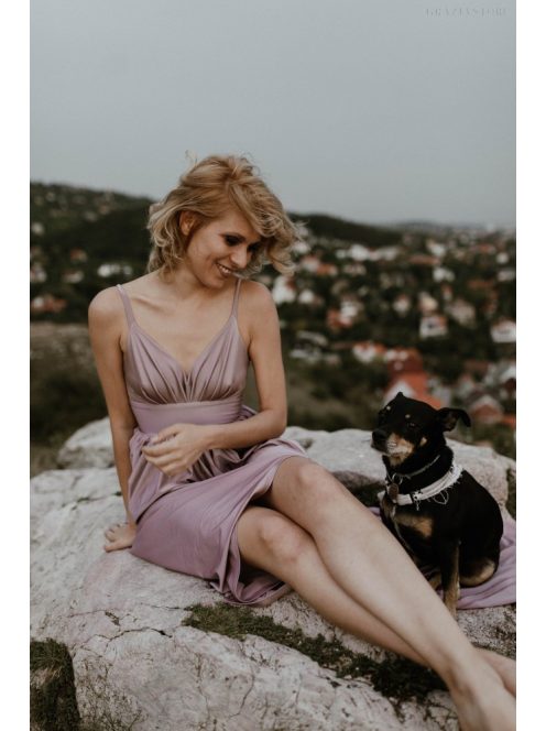 Halvány lila színű v kivágású ruha
